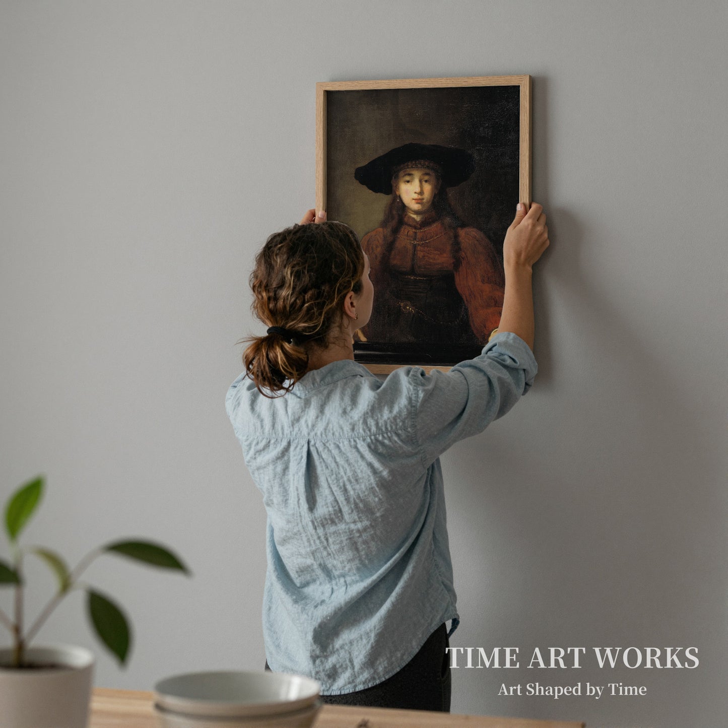 額縁に手を置いた若い女性（En ung kvinde med hænderne hvilende på billedrammen）— レンブラント・ファン・レイン（工房）（Rembrandt van Rijn (værksted)）