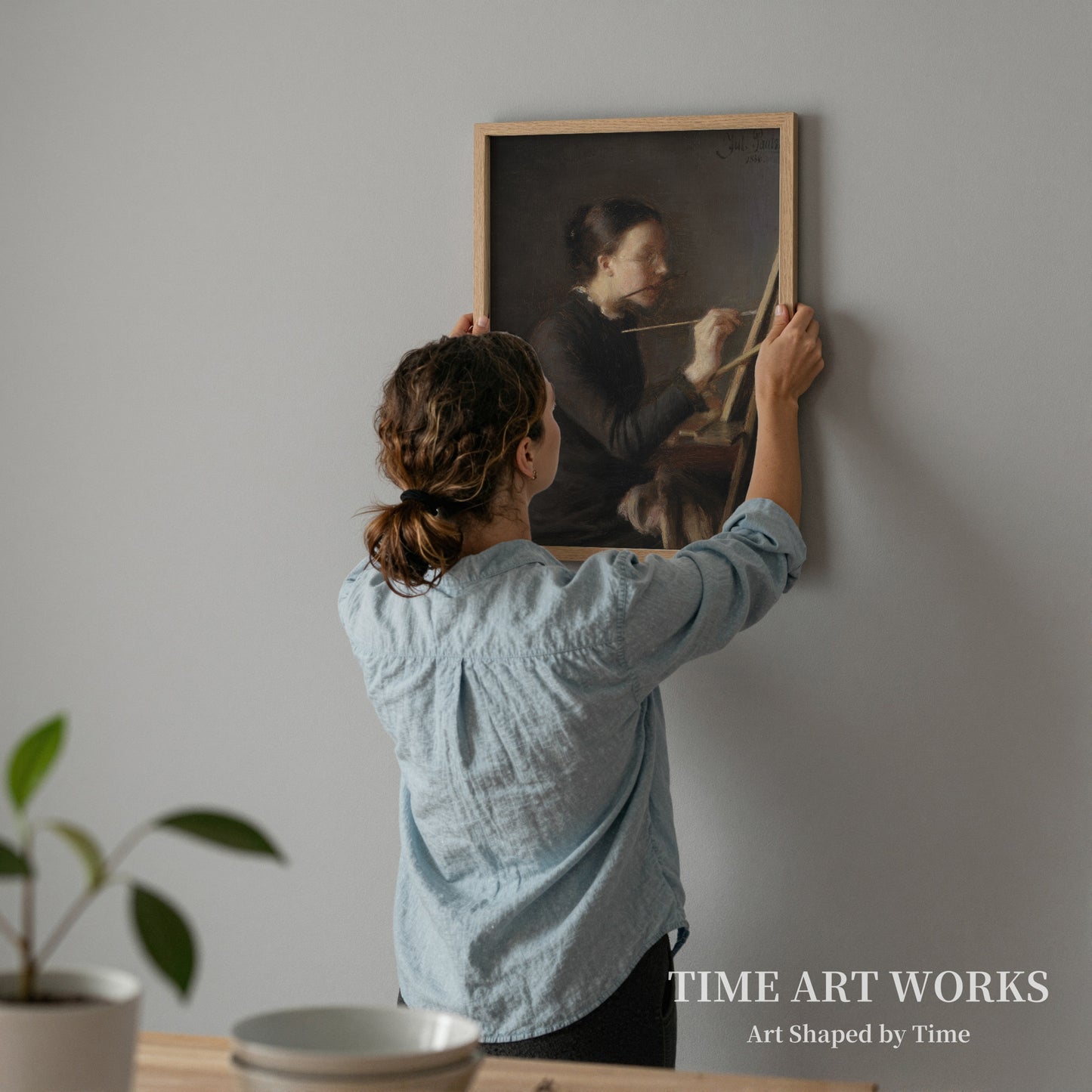 画家アグネス・ポールセン（画家の妹）がイーゼルに向かっている。（Malerinden Agnes Paulsen, kunstnerens søster, ved staffeliet）— ポールセン、ジュリアス（Paulsen, Julius）